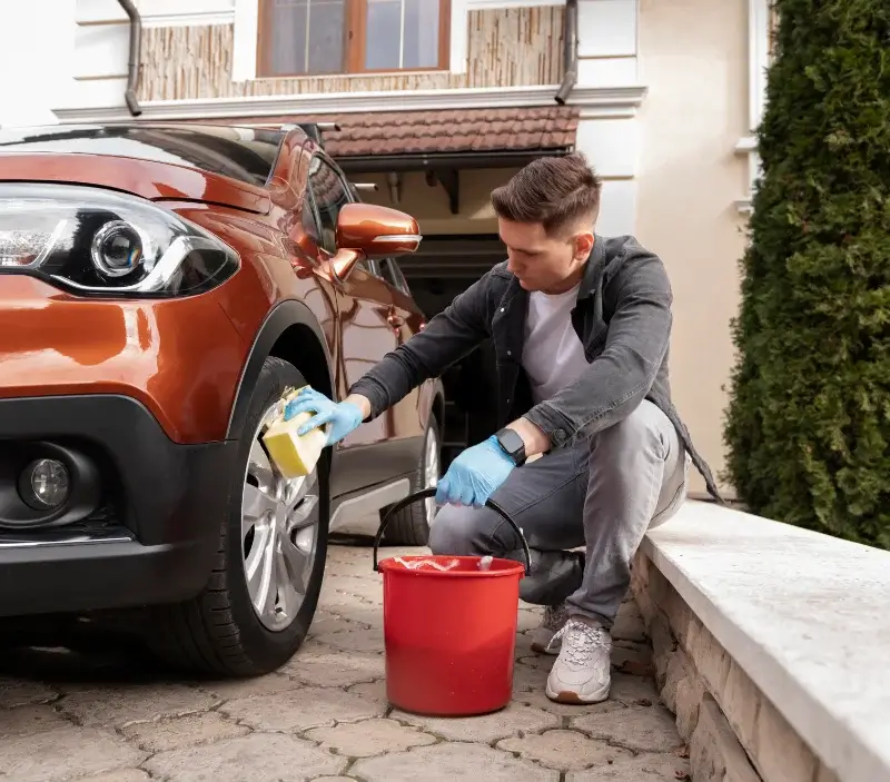 Lavage auto à domicile Chaussenac : professionnel intervenant sur un véhicule
